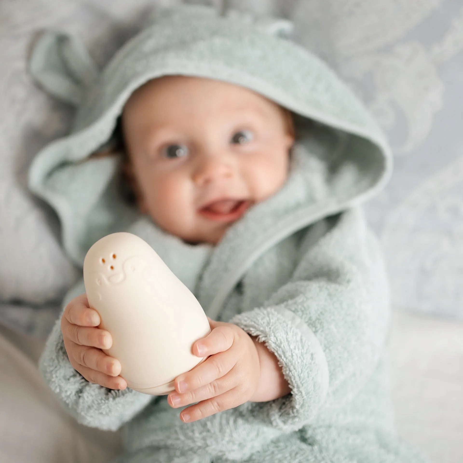 JBØRN Baby Gift Set | Organic Cotton Robe (6 months - 2 Years Old) & Bath Toys